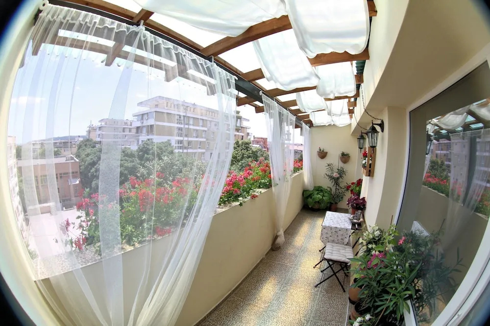 Vintage apartment in the city jungle