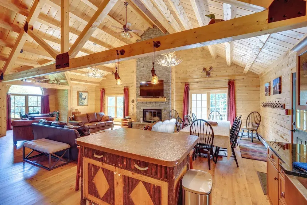 4 Mi to Mount Snow: West Dover Cabin w/ Game Room