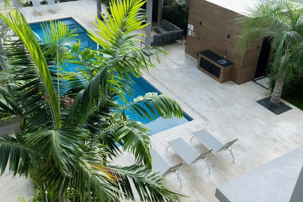 1 Bedroom Apt with Pool, 5 Minutes From Beach