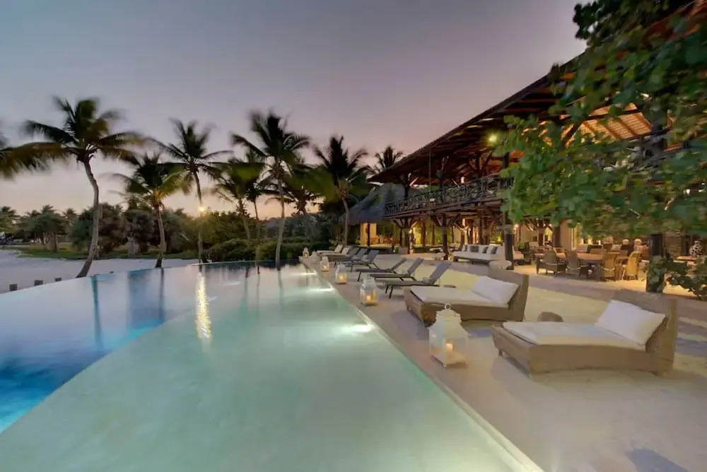 6 BR Beachfront Lush Oasis