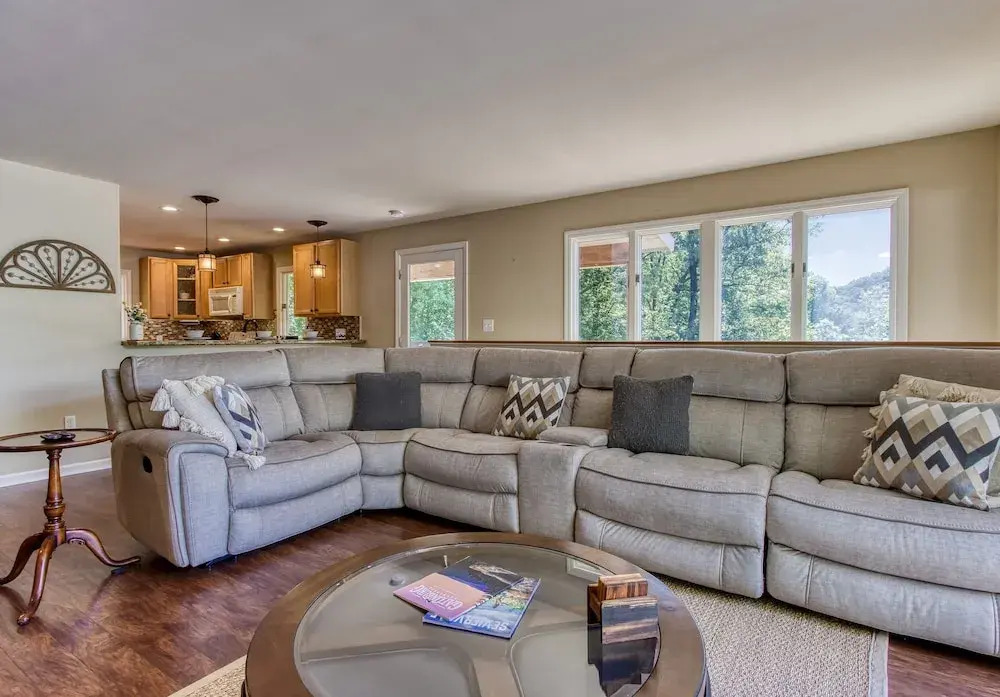 Memorable "Deer & Doe" by HoneyBearCabins 4BR 3BA, Mountain View Deck, Farmhouse Decor, Fireplace, 3 Acres