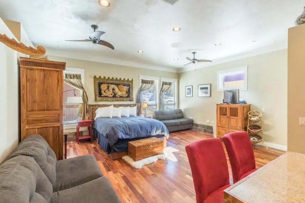 Lotus Mountain Suites West Suite
