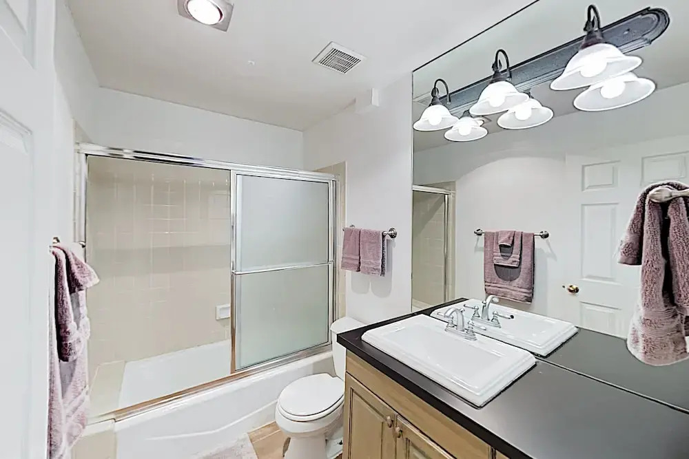 Downtown W/ Views - Walk To Lifts! 1 Bedroom Condo
