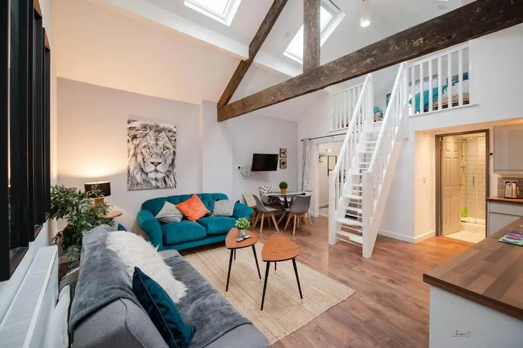 Air Host and Stay - Apartment 2 Broadhurst Court sleeps 6 minutes from town centre