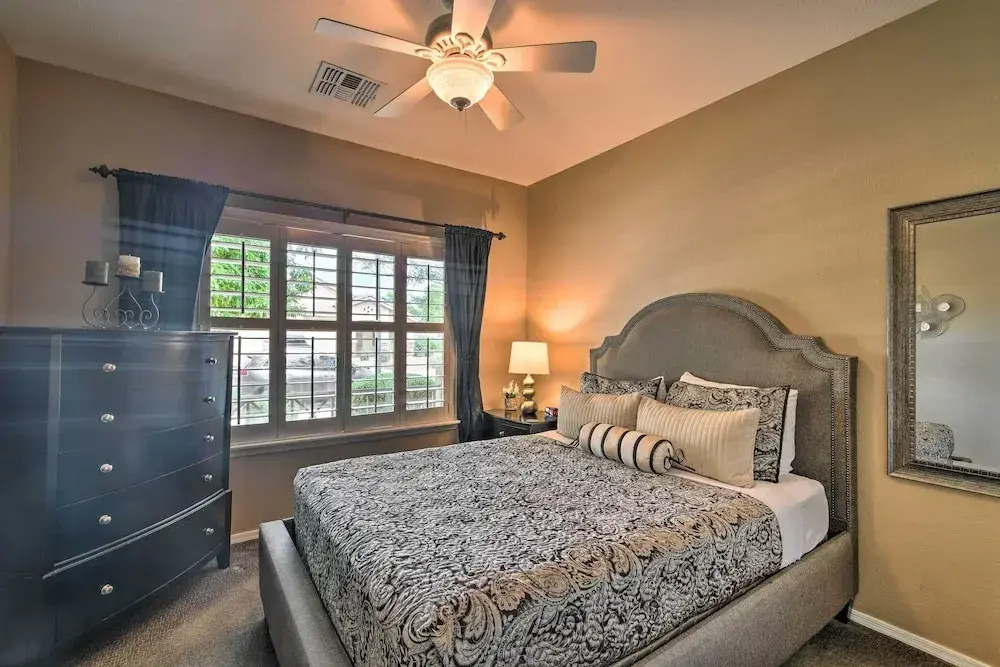 Spacious Surprise Home: 6 Mi to Wildlife World Zoo