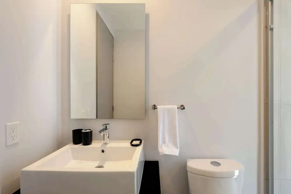 w Deluxe 3BR w Balcony in Interlomas