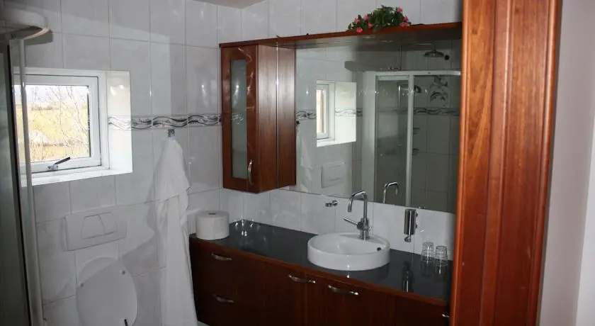 Hellisholar Guesthouse