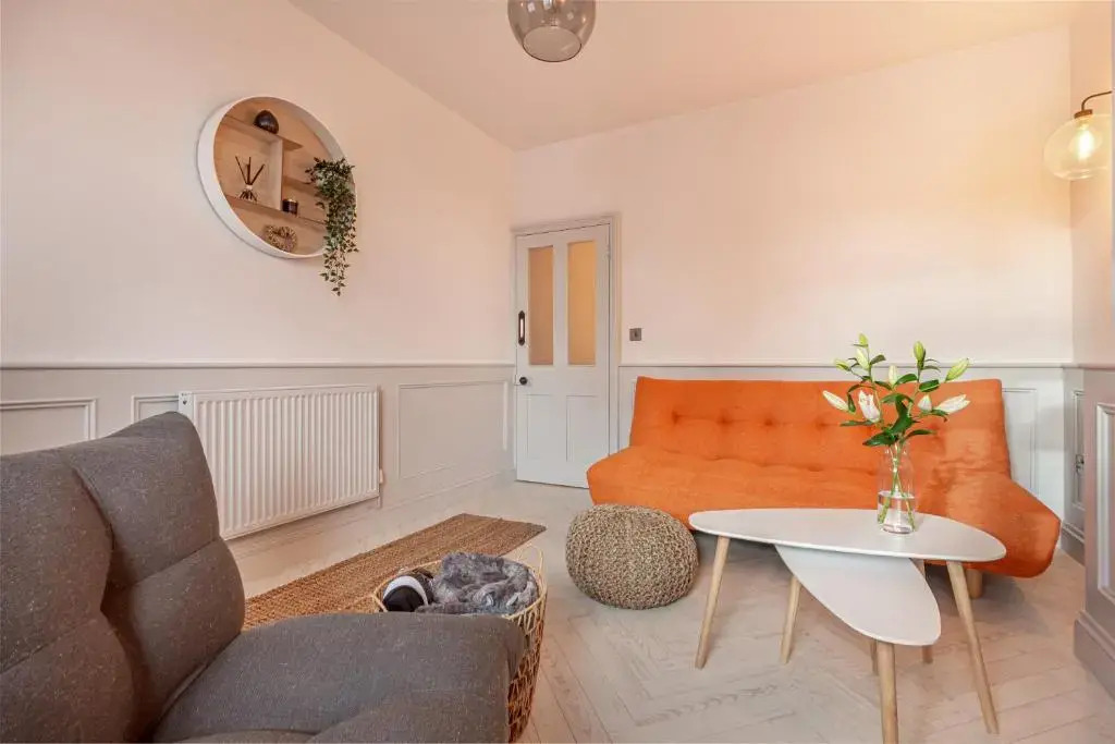 2 Bedroom House- Hereford City Centre with Parking