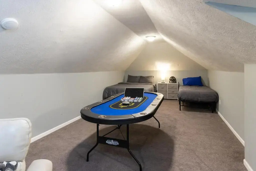 5 Bedroom 3200 Square Foot House for Downtown Travelers