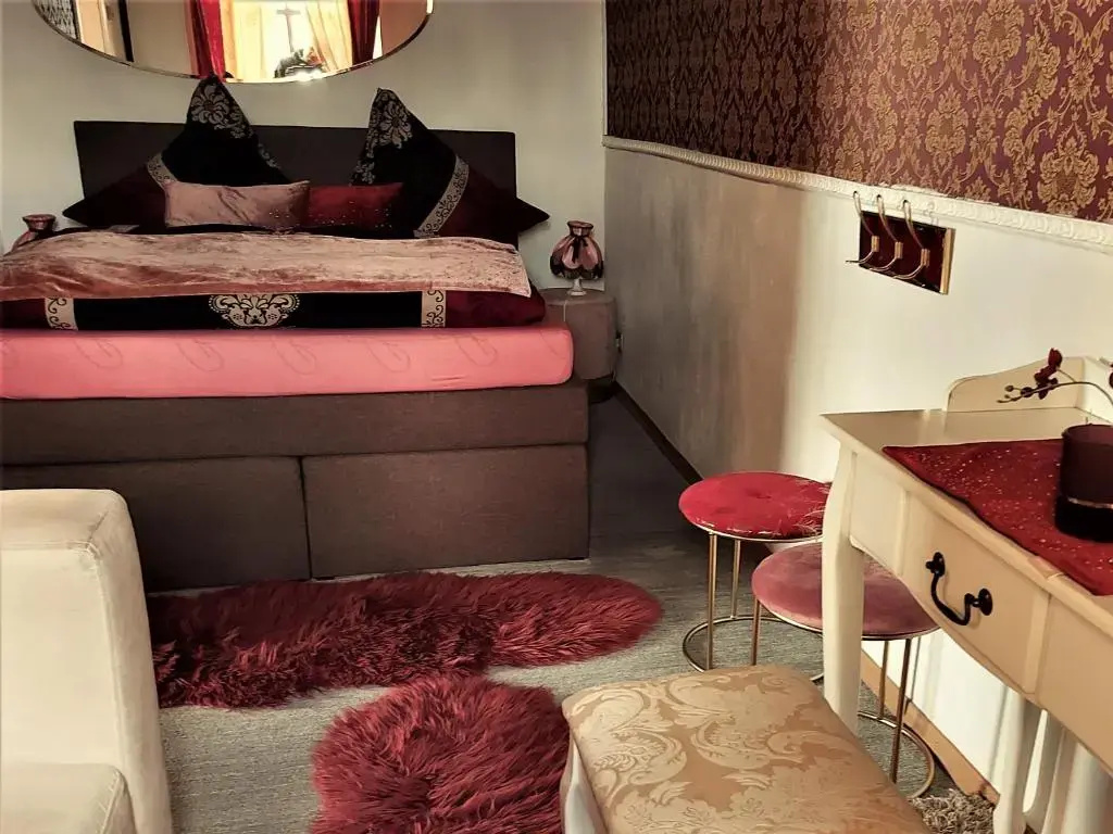 Schloss Weichs zu Regensburg mit 1-2Schlafzimmer Parkplatz Internet 60qm Zentrum