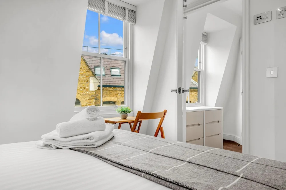 2 Bedroom Service Apt in Artillery Lane
