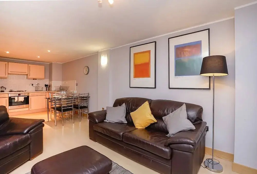 Leeds City Centre Apartment with River View