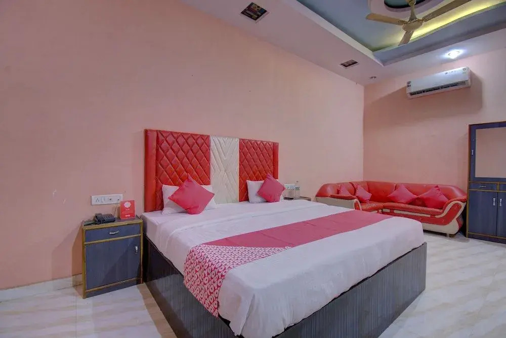 OYO 19830 Hotel Lucky Star