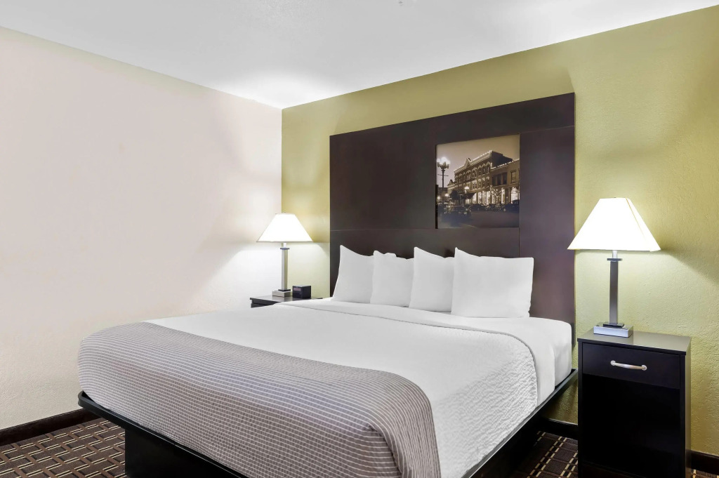 Super 8 by Wyndham La Crosse