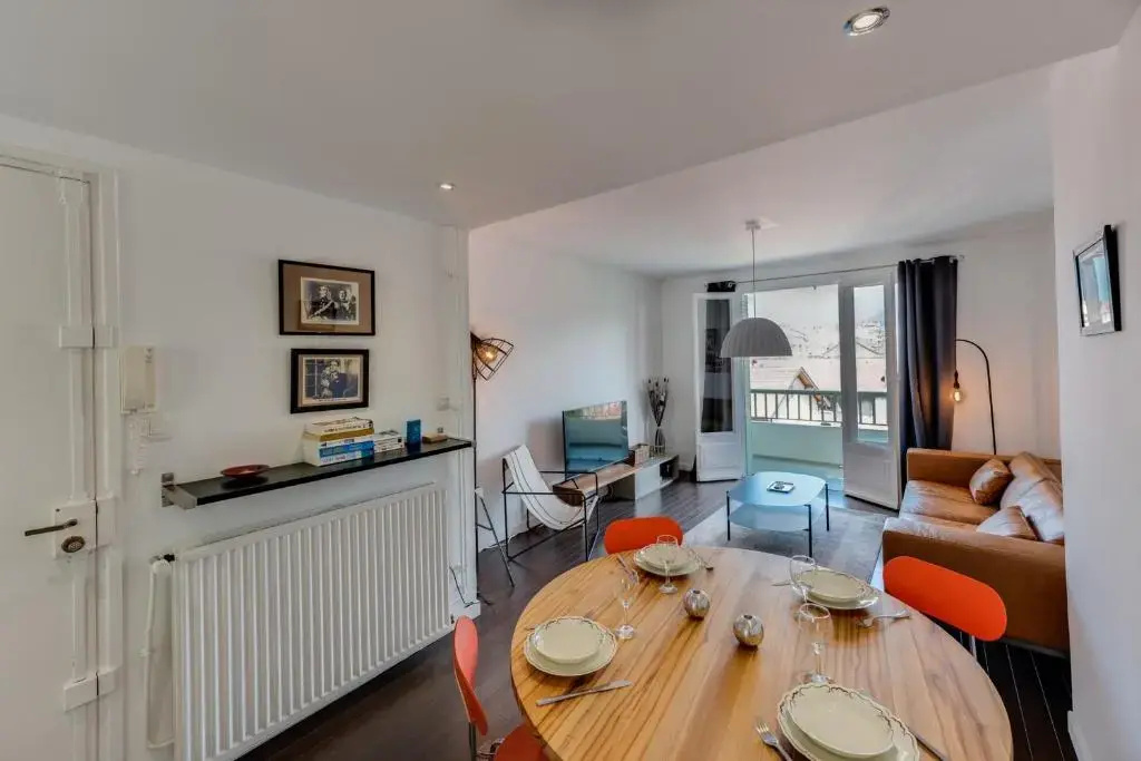 Allure - 2 bedroom apartment with balcony in the centre of Annecy