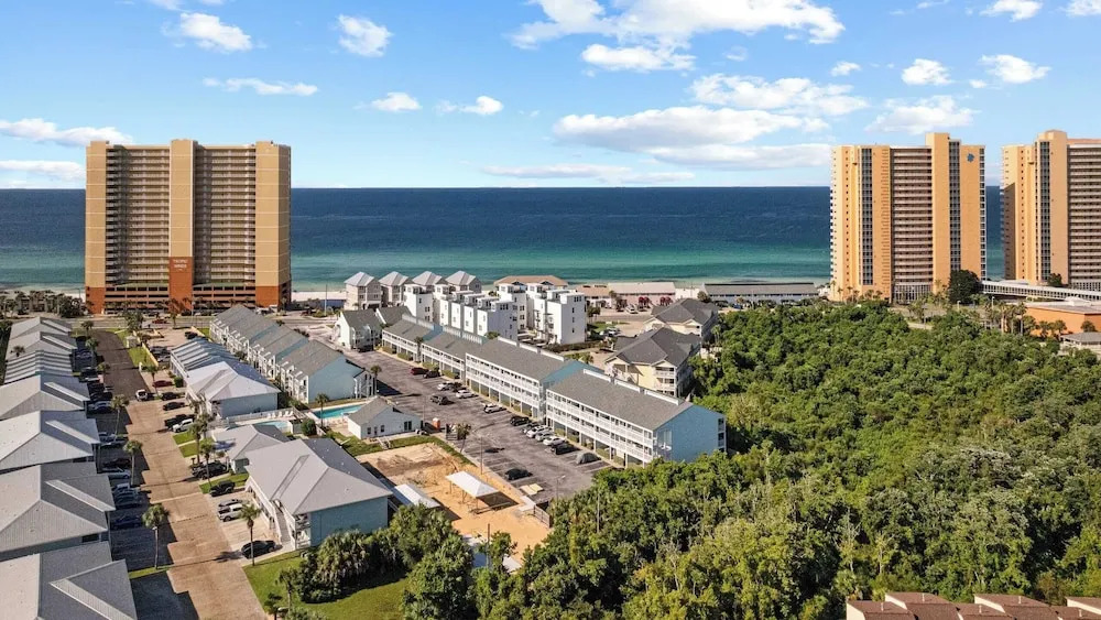Gulf Walk by Avantstay West End Coastal Escape Renovated 1BR Condo Shared Pool & Beach Access