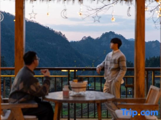 Yuezhu｜Peak Clouds & Arcadian Courtyard.Avatar Mountains ,3-min walk to the  Zhangjiajie Forest Park