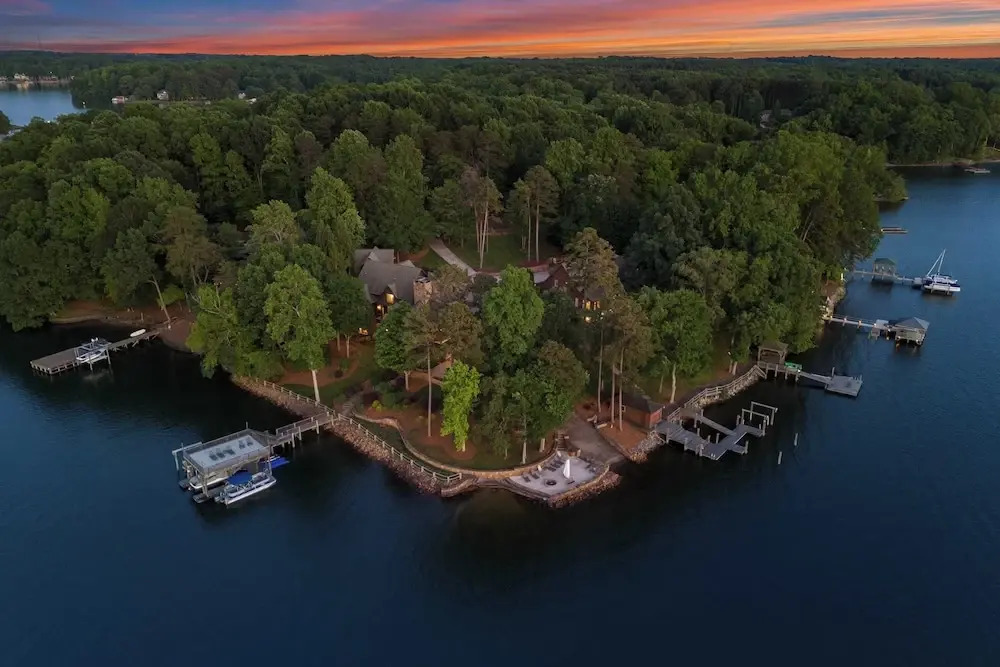 Sunset Shores Resort: The Grand House by Avantstay Lakefront, Spa, Private Dock+beach, Game Room