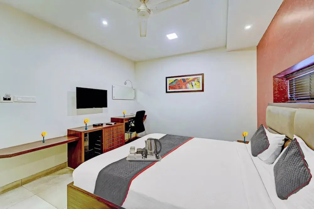 RG SUITES - Royapettah, Near Apollo Hospital & Marina Beach