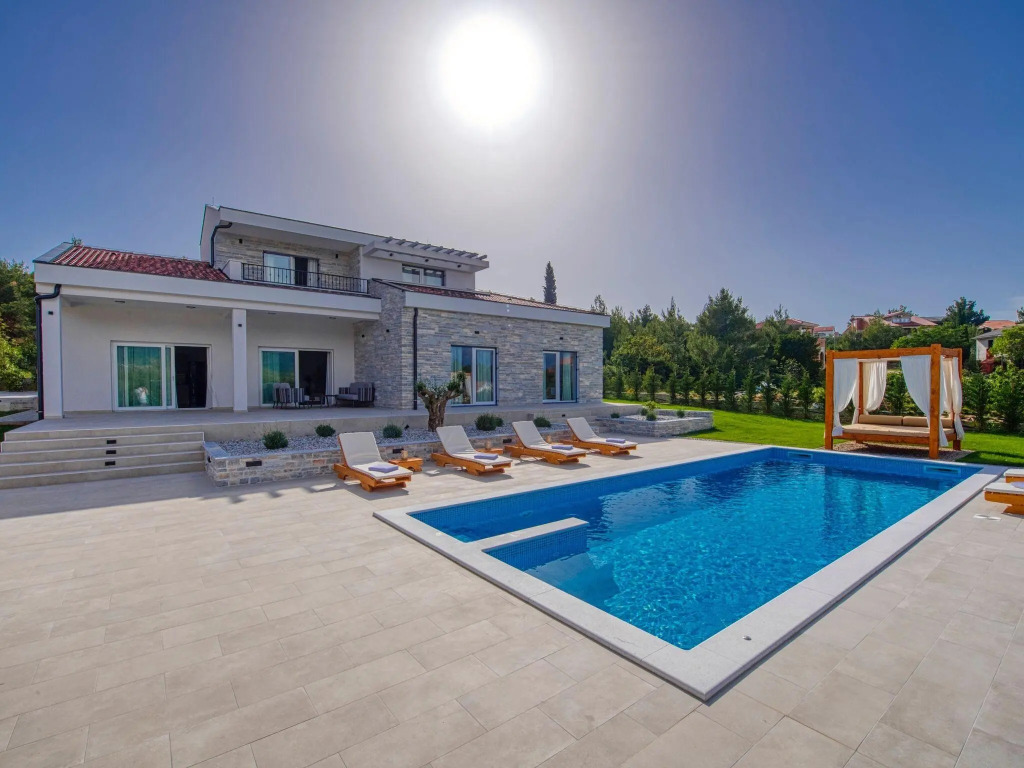 Villa in Pridraga with Pool near the Sea