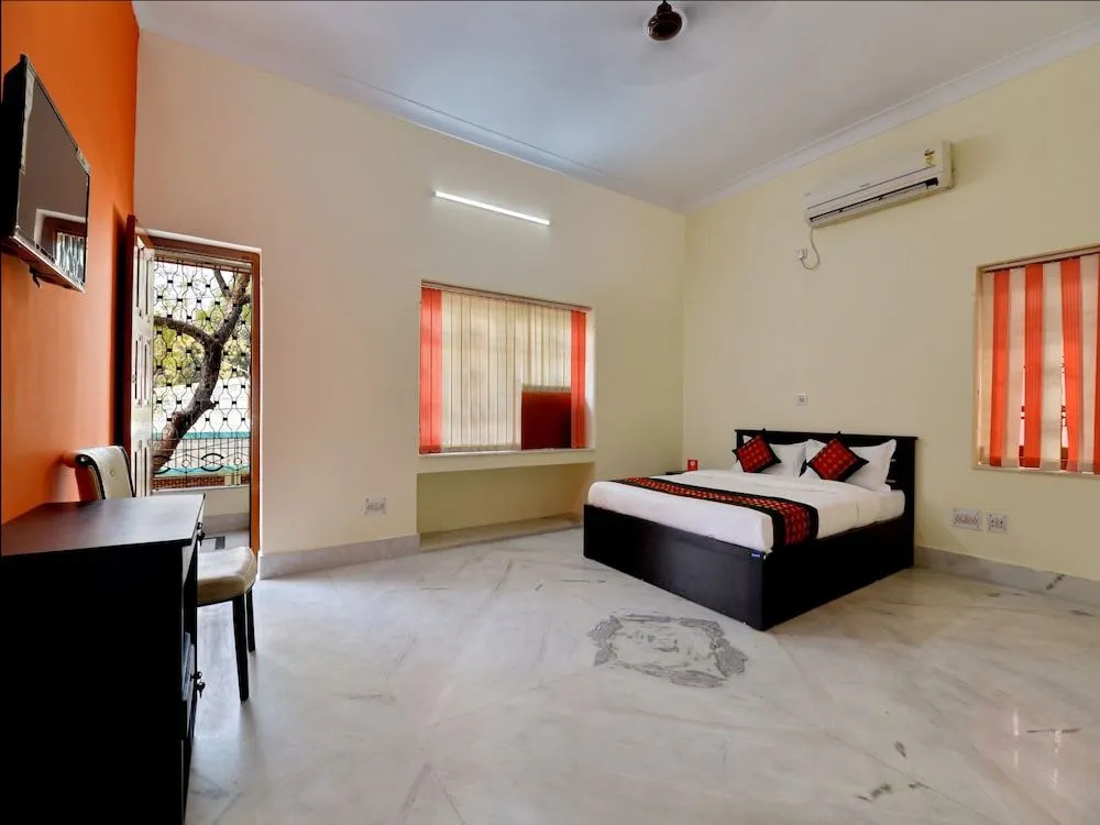 OYO 12210 Comfort N Cozy