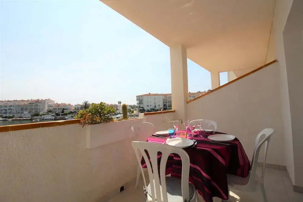 Apartment in Empuriabrava With Canal Views