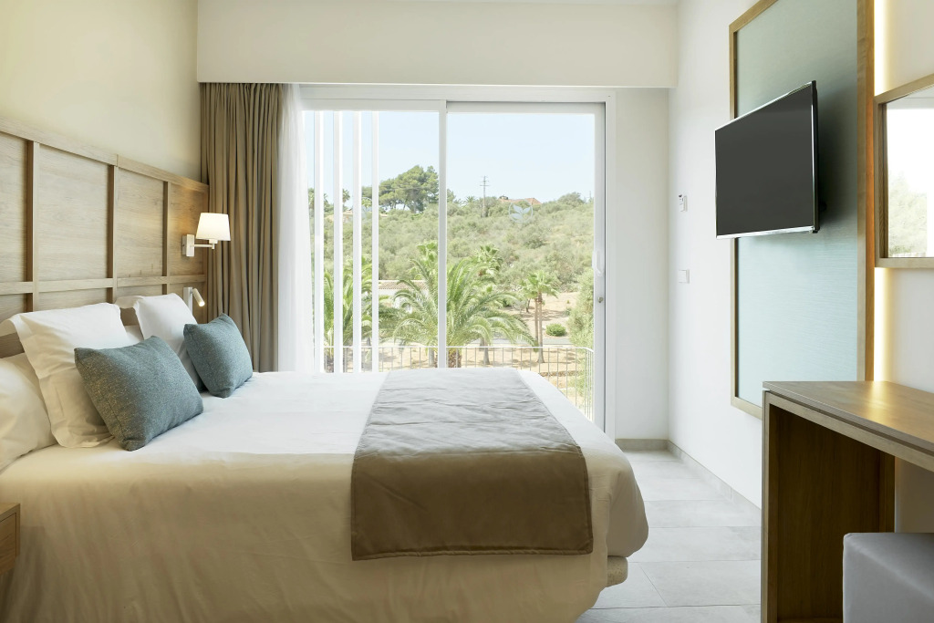 Отель Iberostar Waves Cala Domingos