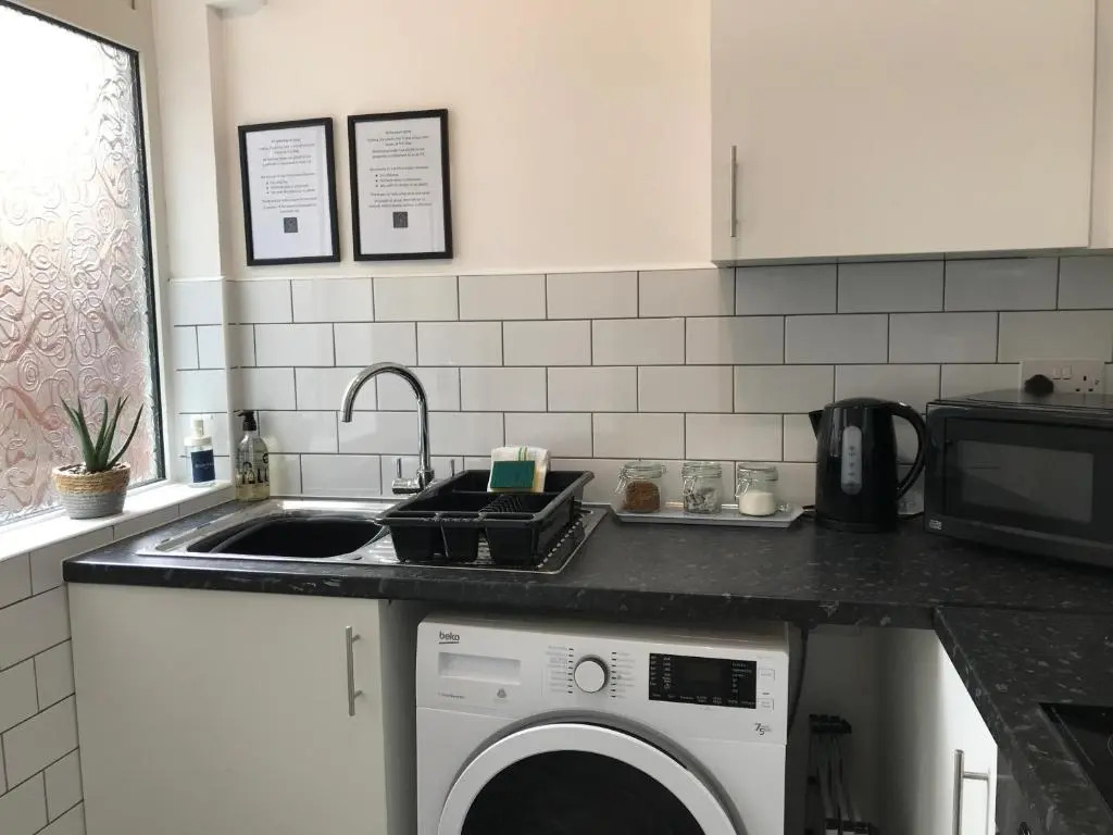 Bright Spacious 3-bed With Office & Patio, Preston