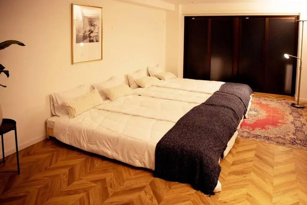 ③2station to Shinjuku. 3 double beds. Specious 45㎡