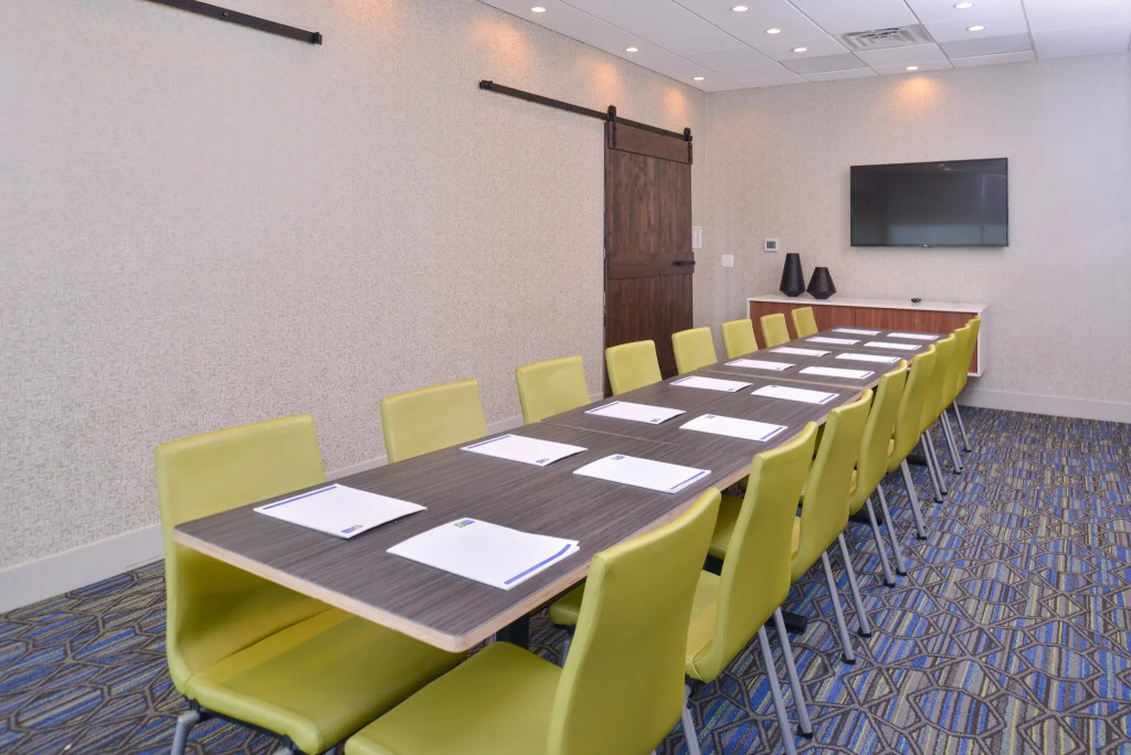 Holiday Inn Express & Suites Omaha Airport by IHG