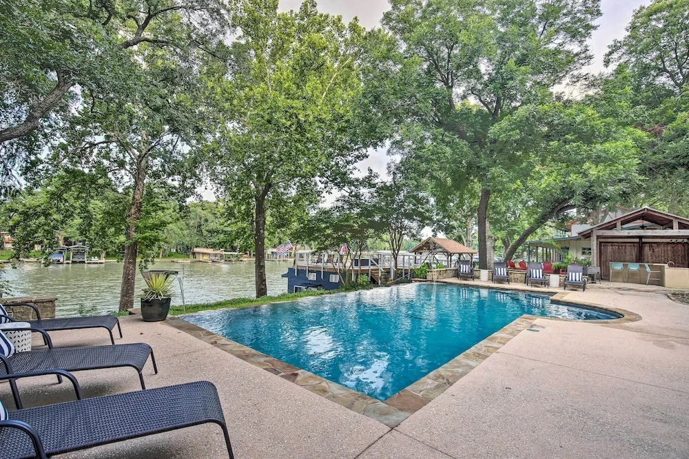 4-season Boathouse, Hot Tub! Guadalupe River Oasis
