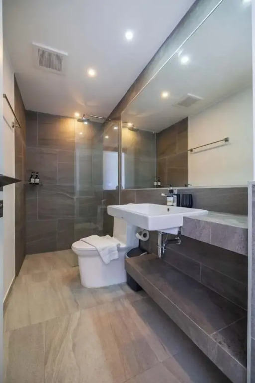 Modern Condo near the Beach - NV5