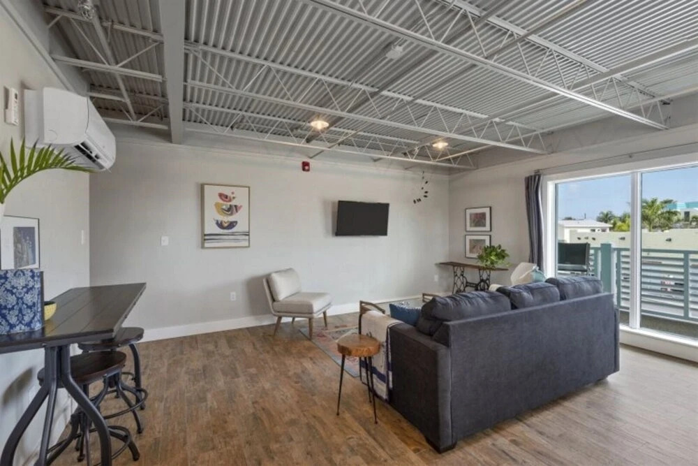Ocean Jewel 1- Beautifully Renovated Loft Close to Beach and Shops