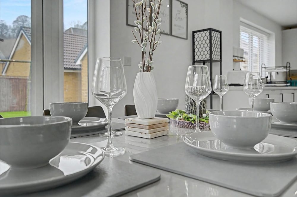 4-bed House, Sleeps 9 w/ Garden and Parking
