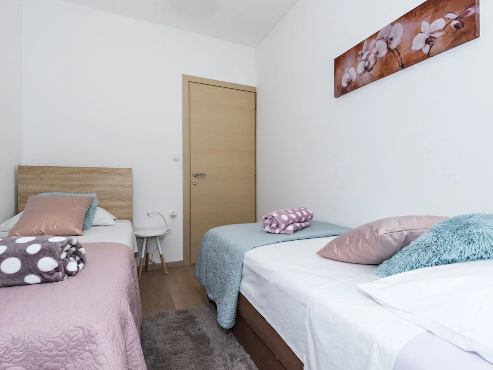 Modern Apartment in Newly Built House with Pool And Seview, 150m From the Beach