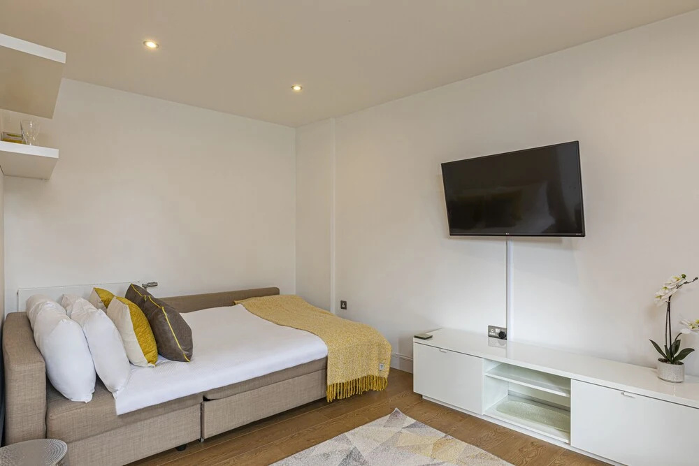 Stylish 2-bed flat w/ terrace in South East London