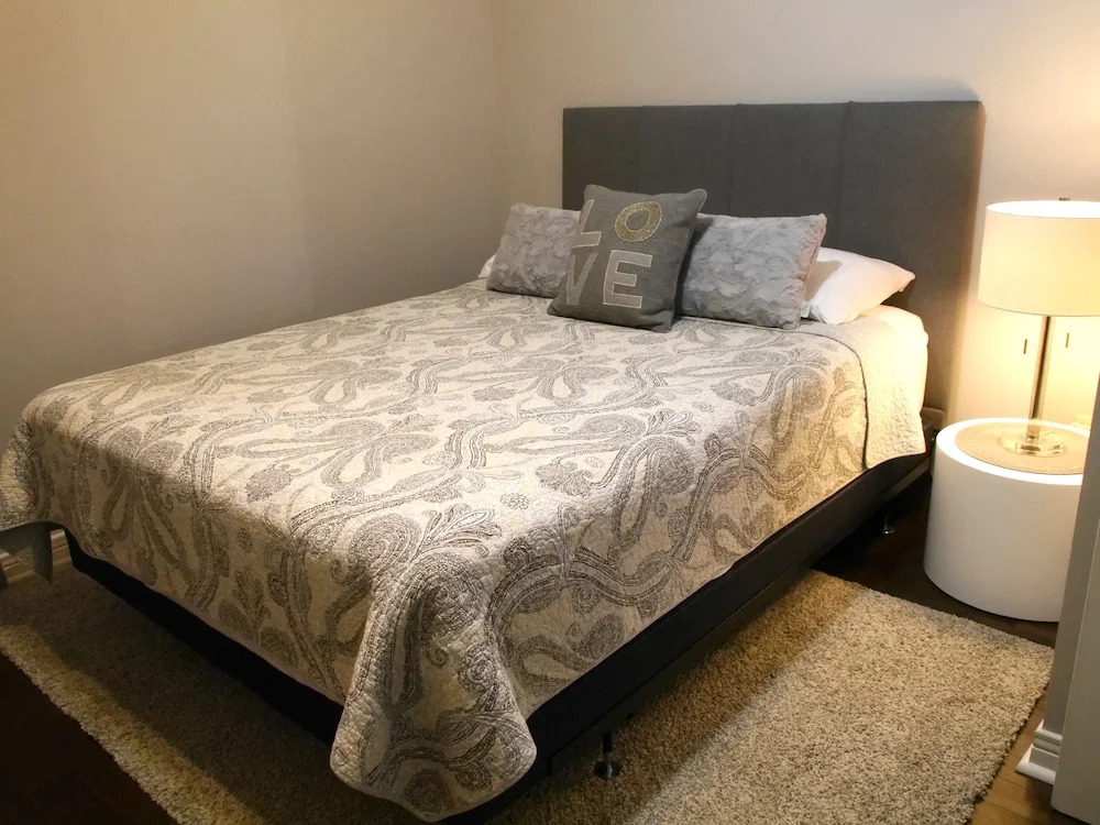 Trendy 1BR Unit on Queen St. W.