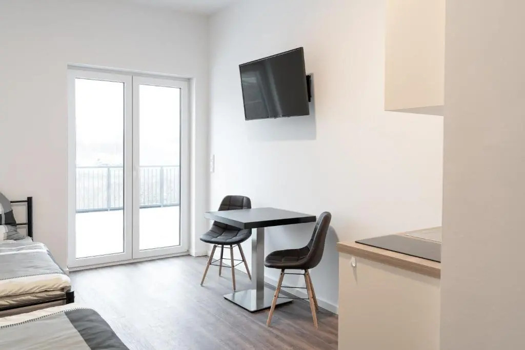 Monteurzimmer Berlin Pankow mit Dachterrasse - Nur 10 min. von der A10 - 3 Zimmer/ 7 Betten