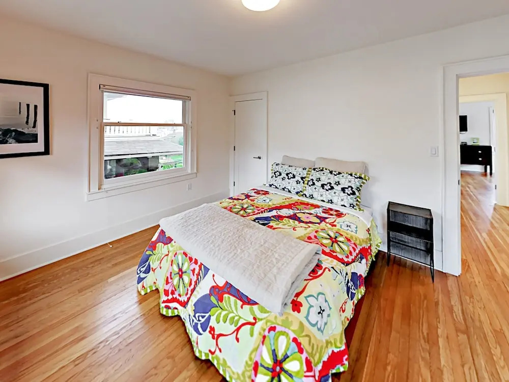 Chic Seattle Queen Anne  W/view 3 Bedroom Home