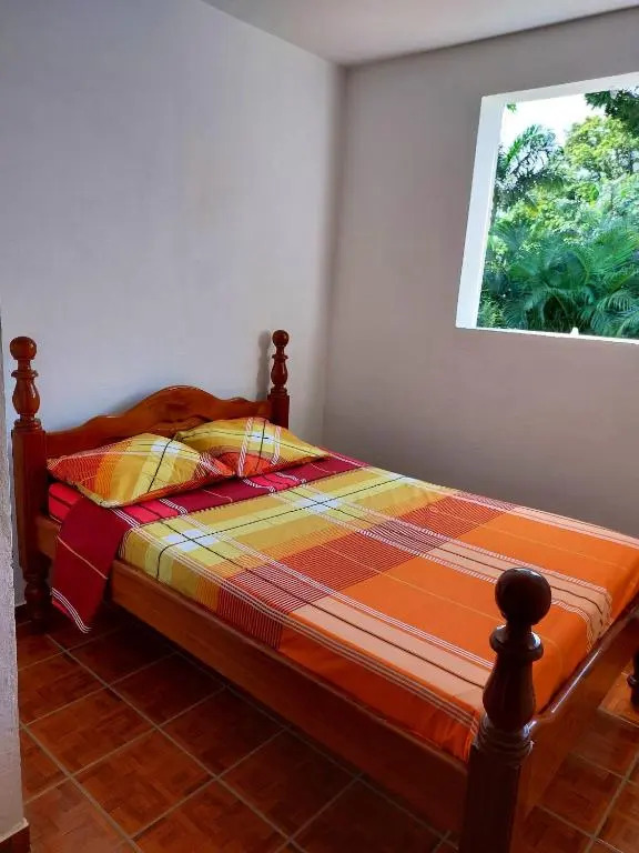 Maison charmante à Pointe Noire, vue montagne, jardin privé