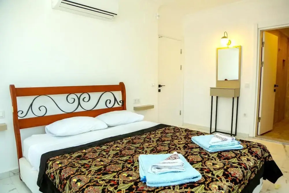 Villa-Sleeps 8-Parking-Pool-Bbq
