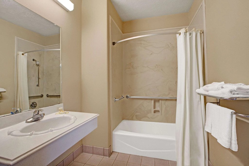 Days Inn & Suites by Wyndham Houston North - Spring