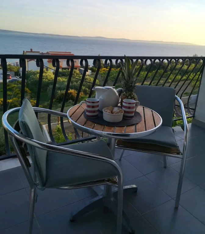 Large 95 m2 apt w. the sea View, Balcony and gar