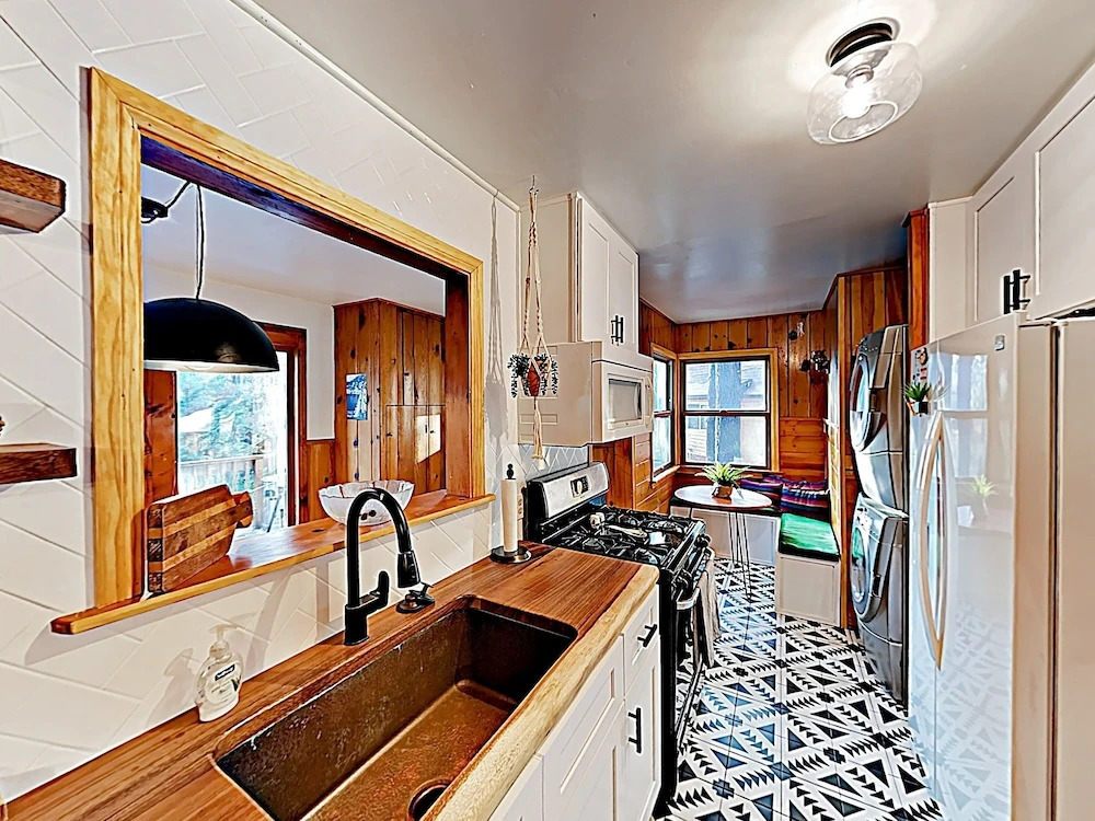 New Listing! Moonridge Maltby W/ Hot Tub 2 Bedroom Cabin