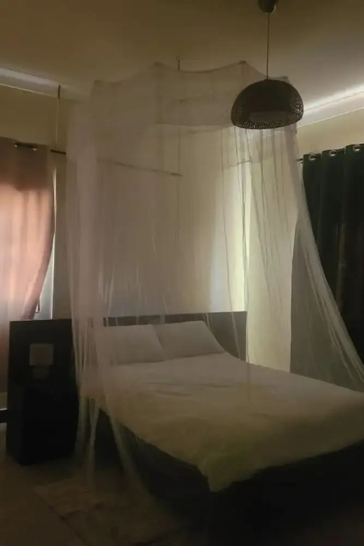 Kampala 5-beds, Sleeps 8 With Garden & Parking
