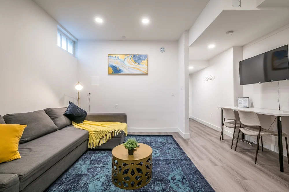 Spacious Newly Renovated 1 Bedroom Suite