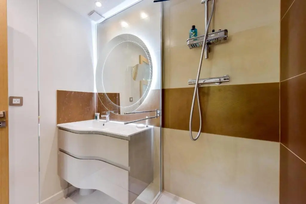SERRENDY Luxury accommodation large terrace walk to the beaches