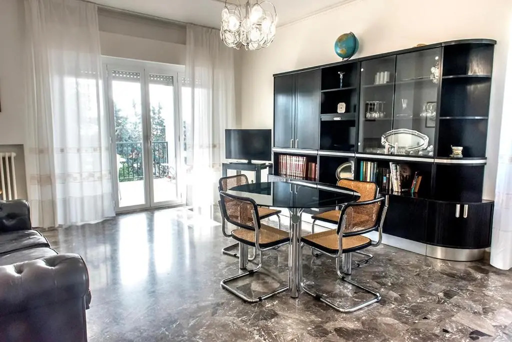 N235 - Numana, ampio appartamento con terrazzo vista mare
