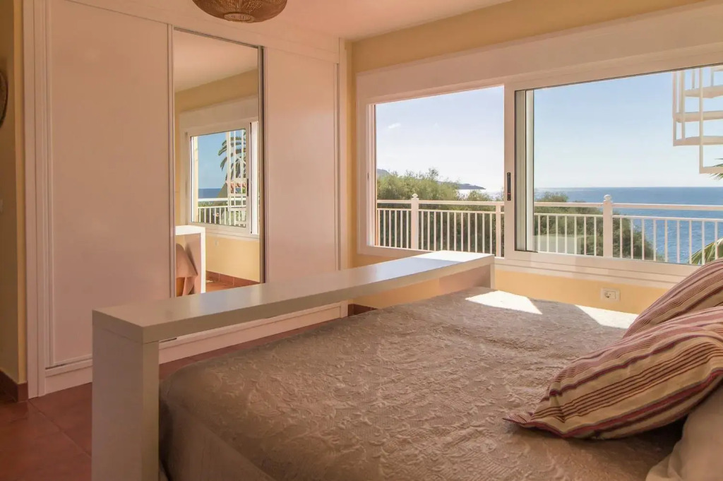Villa in protected space in front of the sea