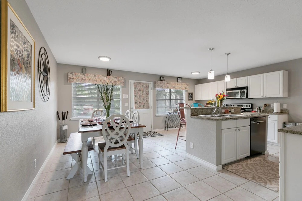 Stylish Home Lrg Yard W/games Grill Hot Tub